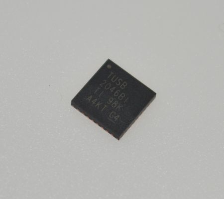 TUSB2046BIRHBR 4-पोर्ट यूएसबी 2.0 हब नियंत्रक 12 एमबीपीएस/1.5 एमबीपीएस समर्थन एकीकृत ट्रांसीवर 3.3V ऑपरेशन कम ईएमआई पावर सेविंग मोड और औद्योगिक तापमान रेंज (-40°C से 85°C)