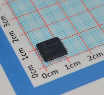 LPC2131FBD64/01, 15 ARM7 MCU 32-बिट RISC कोर 64KB फ़्लैश 16KB RAM 60MHz स्पीड USB 2.0 2x UART 64-LQFP -40°C से +85°C औद्योगिक ग्रेड