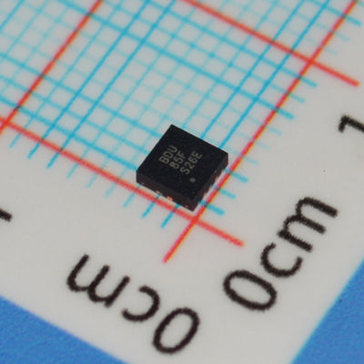TPS61027DRCR 95% दक्षता के साथ 5V 1.2A बूस्ट कन्वर्टर 2.7-12V इनपुट 1.2MHz आवृत्ति पावर सेविंग मोड आंतरिक स्विच सॉफ्ट स्टार्ट और थर्मल शटडाउन 10-पिन VSON पैकेज में