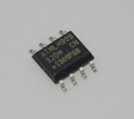 AT24C32D-SSHM-T 32Kb I2C सीरियल EEPROM 1.7V से 5.5V वाइड वोल्टेज 1MHz स्पीड 32-बाइट पेज हार्डवेयर WP 1M लिखें चक्र 100-वर्षीय प्रतिधारण SOIC-8 औद्योगिक तापमान