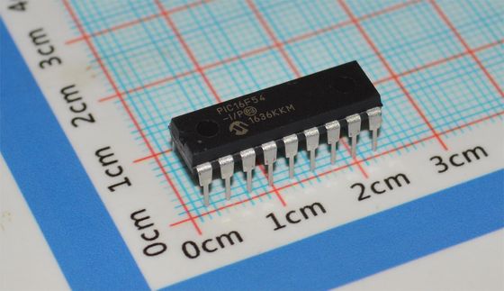 PIC16F54-I/P 8-बिट RISC MCU 20MHz 512x12 फ़्लैश 25B RAM 12 I/O DIP-18 2-5.5V -40°C~125°C कम पावर <2mA