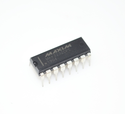 MAX3232CPE RS-232 ट्रांससीवर ±15kV ESD संरक्षण 3.0-5.5V वाइड वोल्टेज 1μA कम शक्ति 250kbps डेटा दर 2 ड्राइवर/2 रिसीवर औद्योगिक संचार के लिए डीआईपी-16 पैकेज