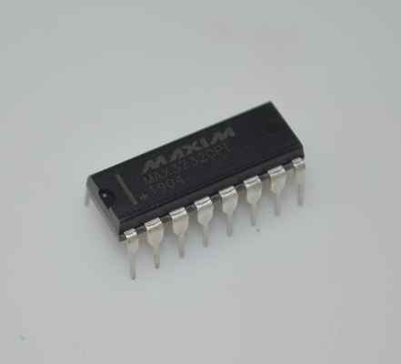 MAX3232CPE RS-232 ट्रांससीवर ±15kV ESD संरक्षण 3.0-5.5V वाइड वोल्टेज 1μA कम शक्ति 250kbps डेटा दर 2 ड्राइवर/2 रिसीवर औद्योगिक संचार के लिए डीआईपी-16 पैकेज