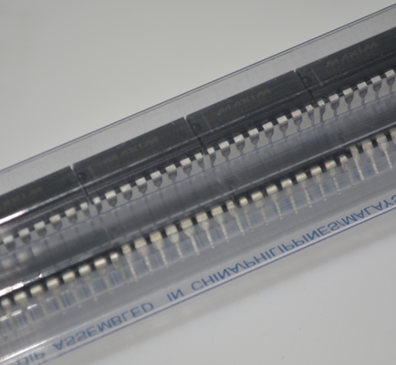 MAX3232CPE RS-232 ट्रांससीवर ±15kV ESD संरक्षण 3.0-5.5V वाइड वोल्टेज 1μA कम शक्ति 250kbps डेटा दर 2 ड्राइवर/2 रिसीवर औद्योगिक संचार के लिए डीआईपी-16 पैकेज