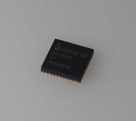 DA14580-01AT2 ब्लूटूथ 5.0 SoC अल्ट्रा-लो पावर 2.5x2.5mm साइज़ ARM Cortex-M0 लंबी बैटरी लाइफ सुरक्षा मल्टी-प्रोटोकॉल और किफायती IoT डिज़ाइन के साथ