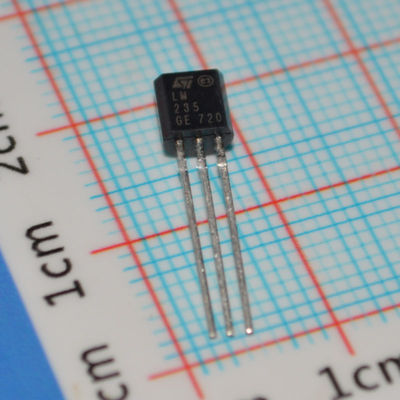 LM235Z प्रेसिजन सेल्सियस तापमान सेंसर 1°C सटीकता 2°C से 150°C रेंज रैखिक 10mV/°C आउटपुट आसान कैलिब्रेशन चौड़ा 4V-30V आपूर्ति कम स्व-गर्म TO-92 पैकेज