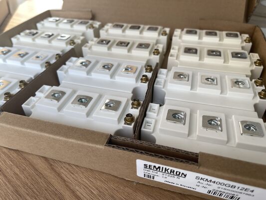 SKM400GB12E4 1200V 400A आईजीबीटी मॉड्यूल कम वीसी (sat) उच्च शॉर्ट सर्किट कठोरता कम स्विचिंग हानि उच्च अलगाव मोटर ड्राइव और औद्योगिक यूपीएस के लिए औद्योगिक ग्रेड