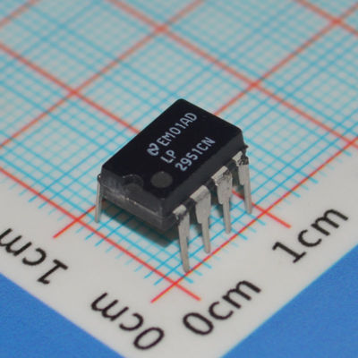 LP2951CN 5V/ADJ 150mA LDO रेगुलेटर 3V-30V इनपुट ±0.5% सटीकता TO-220/DIP-8 -40°C से +125°C कम शांत धारा