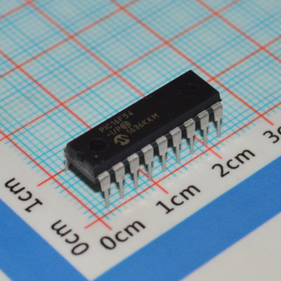PIC16F54-I/P 8-बिट RISC MCU 20MHz 512x12 फ़्लैश 25B RAM 12 I/O DIP-18 2-5.5V -40°C~125°C कम पावर <2mA